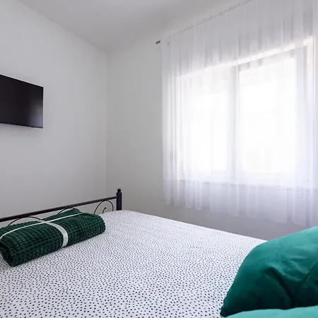 Elegant, Cozy Near Split *