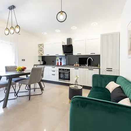Apartment Elegant, Cozy Near Split