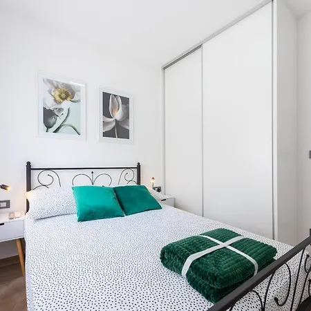 Elegant, Cozy Near Split