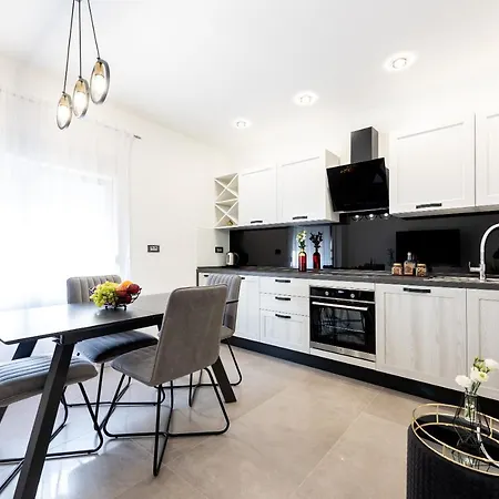 Elegant, Cozy Near Split *