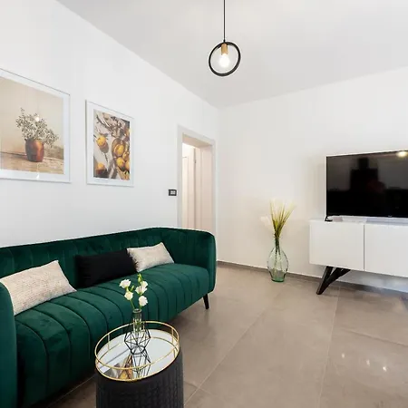 Apartment Elegant, Cozy Near Split